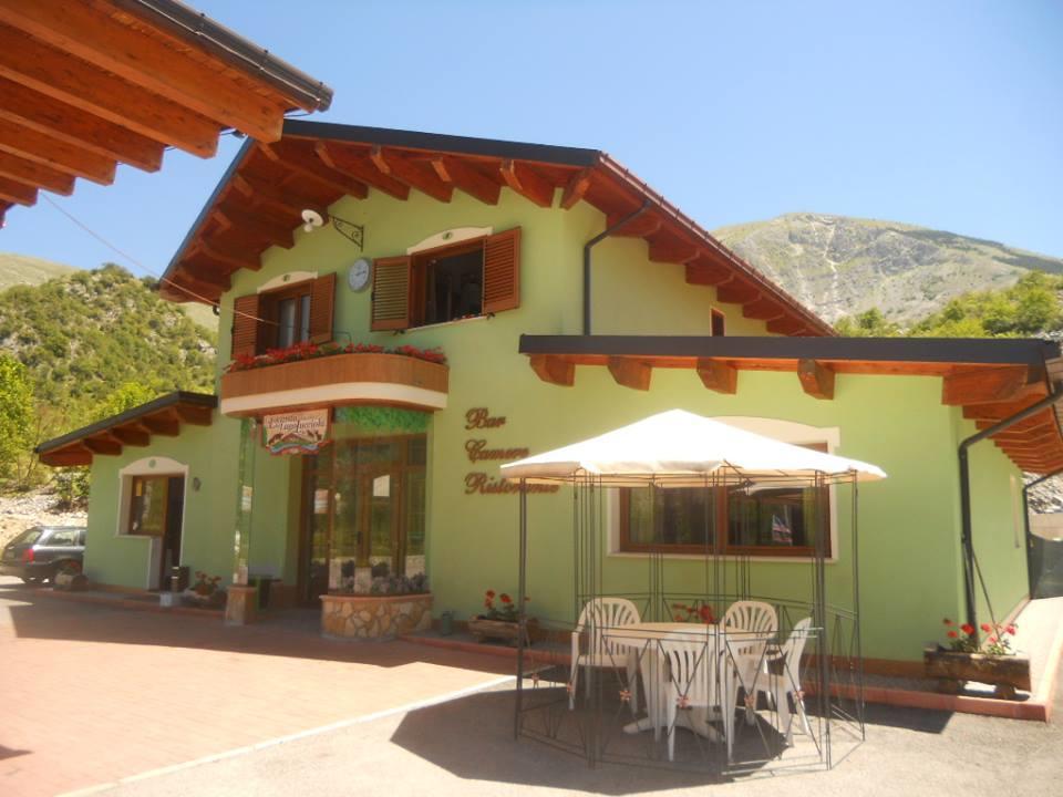 La Locanda Del Lago Lucciola Villalago Exterior photo